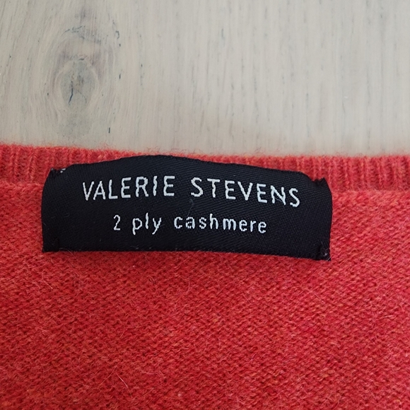 Valerie Stevens Coral V-Neck Cashmere Jumper - Picture 3 of 7